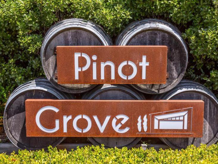 Pride Of Pinot - Martinborough Holiday Home Exterior foto